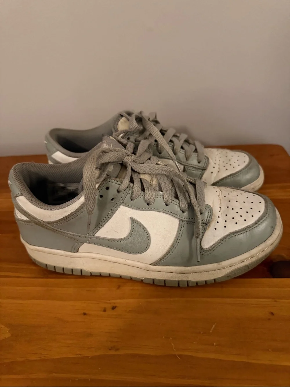 Nike Kids Low-Top Sneakers in White and Light Gray